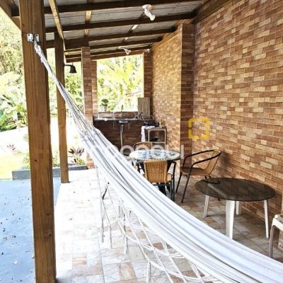 Casa com 228m², 3 quartos (sendo 1 suíte), 3 garagens, no bairro Pantanal em Florianópolis