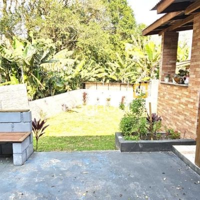 Casa com 228m², 3 quartos (sendo 1 suíte), 3 garagens, no bairro Pantanal em Florianópolis