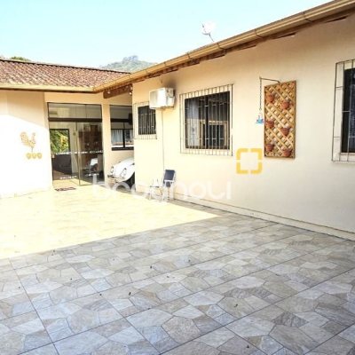 Casa com 228m², 3 quartos (sendo 1 suíte), 3 garagens, no bairro Pantanal em Florianópolis