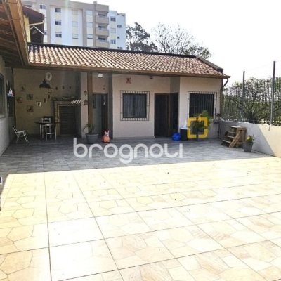 Casa com 228m², 3 quartos (sendo 1 suíte), 3 garagens, no bairro Pantanal em Florianópolis