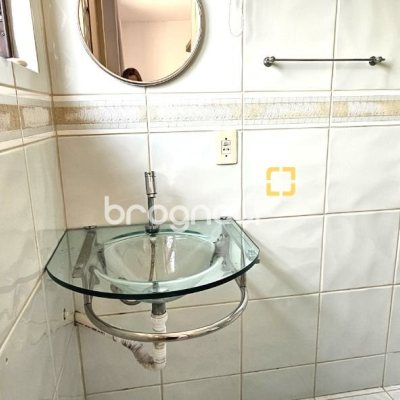 Casa com 228m², 3 quartos (sendo 1 suíte), 3 garagens, no bairro Pantanal em Florianópolis
