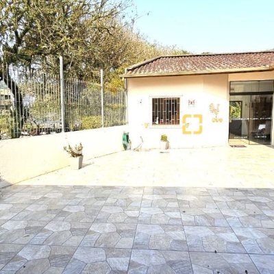 Casa com 228m², 3 quartos (sendo 1 suíte), 3 garagens, no bairro Pantanal em Florianópolis