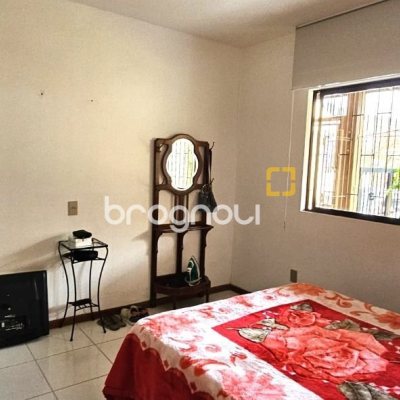 Casa com 228m², 3 quartos (sendo 1 suíte), 3 garagens, no bairro Pantanal em Florianópolis