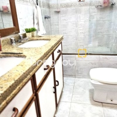 Casa com 228m², 3 quartos (sendo 1 suíte), 3 garagens, no bairro Pantanal em Florianópolis