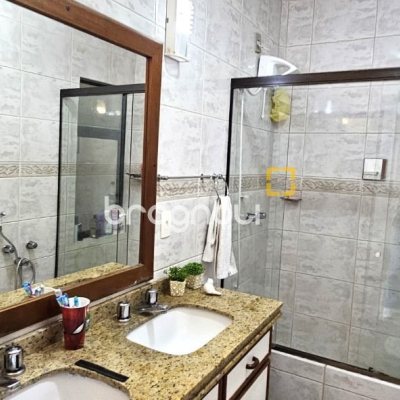 Casa com 228m², 3 quartos (sendo 1 suíte), 3 garagens, no bairro Pantanal em Florianópolis