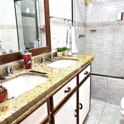 Casa com 228m², 3 quartos (sendo 1 suíte), 3 garagens, no bairro Pantanal em Florianópolis
