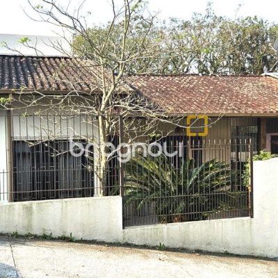 Casa com 228m², 3 quartos (sendo 1 suíte), 3 garagens, no bairro Pantanal em Florianópolis