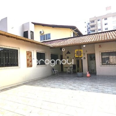 Casa com 228m², 3 quartos (sendo 1 suíte), 3 garagens, no bairro Pantanal em Florianópolis