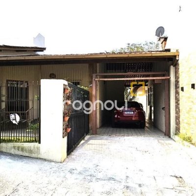 Casa com 228m², 3 quartos (sendo 1 suíte), 3 garagens, no bairro Pantanal em Florianópolis