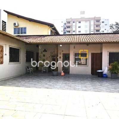 Casa com 228m², 3 quartos (sendo 1 suíte), 3 garagens, no bairro Pantanal em Florianópolis