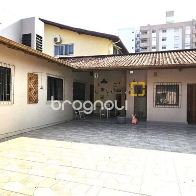 Casa com 228m², 3 quartos (sendo 1 suíte), 3 garagens, no bairro Pantanal em Florianópolis