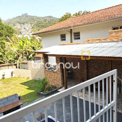 Casa com 228m², 3 quartos (sendo 1 suíte), 3 garagens, no bairro Pantanal em Florianópolis