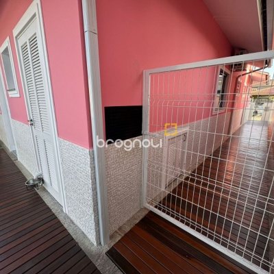 Casa com 278m², 4 quartos (sendo 2 suítes), 2 garagens, no bairro Ponte do Imaruim em Palhoça