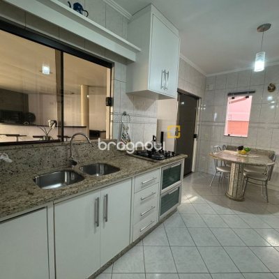 Casa com 278m², 4 quartos (sendo 2 suítes), 2 garagens, no bairro Ponte do Imaruim em Palhoça