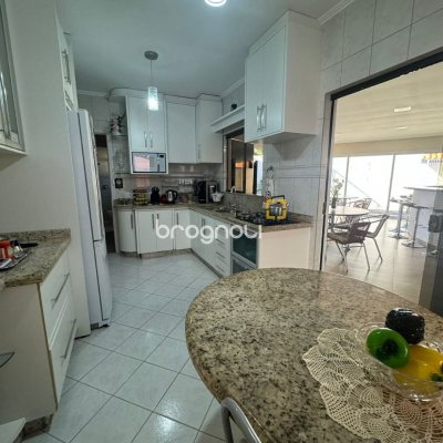 Casa com 278m², 4 quartos (sendo 2 suítes), 2 garagens, no bairro Ponte do Imaruim em Palhoça
