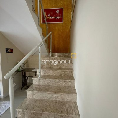 Casa com 278m², 4 quartos (sendo 2 suítes), 2 garagens, no bairro Ponte do Imaruim em Palhoça