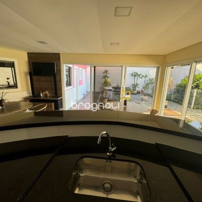 Casa com 278m², 4 quartos (sendo 2 suítes), 2 garagens, no bairro Ponte do Imaruim em Palhoça