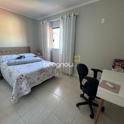 Casa com 278m², 4 quartos (sendo 2 suítes), 2 garagens, no bairro Ponte do Imaruim em Palhoça