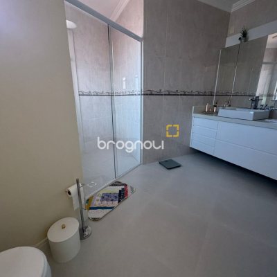 Casa com 278m², 4 quartos (sendo 2 suítes), 2 garagens, no bairro Ponte do Imaruim em Palhoça