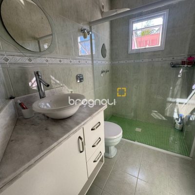 Casa com 278m², 4 quartos (sendo 2 suítes), 2 garagens, no bairro Ponte do Imaruim em Palhoça