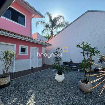 Casa com 278m², 4 quartos (sendo 2 suítes), 2 garagens, no bairro Ponte do Imaruim em Palhoça