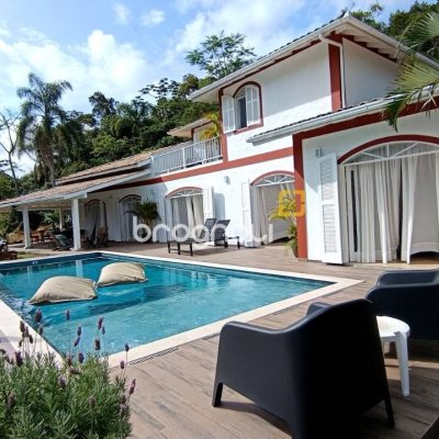 Casa com 350m², 4 quartos (sendo 4 suítes), 8 garagens, no bairro Rio Vermelho em Florianópolis