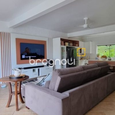 Casa com 350m², 4 quartos (sendo 4 suítes), 8 garagens, no bairro Rio Vermelho em Florianópolis