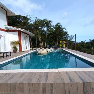 Casa com 350m², 4 quartos (sendo 4 suítes), 8 garagens, no bairro Rio Vermelho em Florianópolis