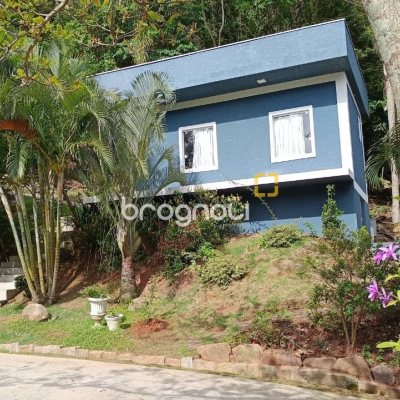 Casa com 350m², 4 quartos (sendo 4 suítes), 8 garagens, no bairro Rio Vermelho em Florianópolis