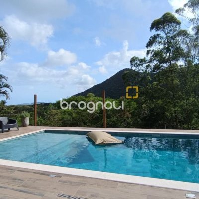 Casa com 350m², 4 quartos (sendo 4 suítes), 8 garagens, no bairro Rio Vermelho em Florianópolis