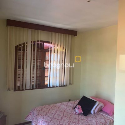 Casa com 240m², 4 quartos (sendo 1 suíte), 2 garagens, no bairro Coqueiros em Florianópolis