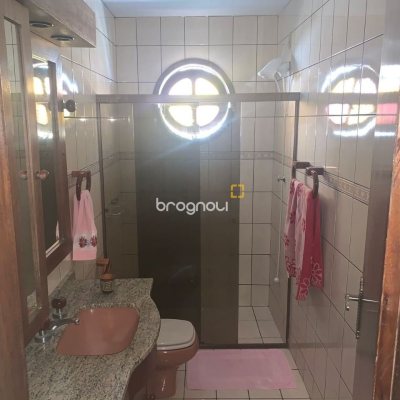 Casa com 240m², 4 quartos (sendo 1 suíte), 2 garagens, no bairro Coqueiros em Florianópolis