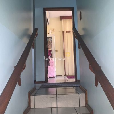 Casa com 240m², 4 quartos (sendo 1 suíte), 2 garagens, no bairro Coqueiros em Florianópolis