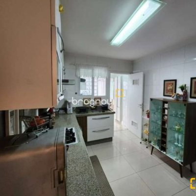 Apartamento com 190m², 3 quartos (sendo 1 suíte), 2 garagens, no bairro Kobrasol em São José