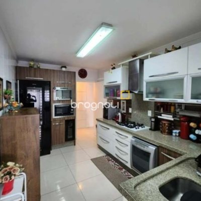 Apartamento com 190m², 3 quartos (sendo 1 suíte), 2 garagens, no bairro Kobrasol em São José
