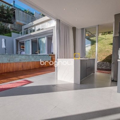 Casa de Condomínio com 680m², 5 quartos (sendo 5 suítes), 6 garagens, no bairro Sambaqui em Florianópolis