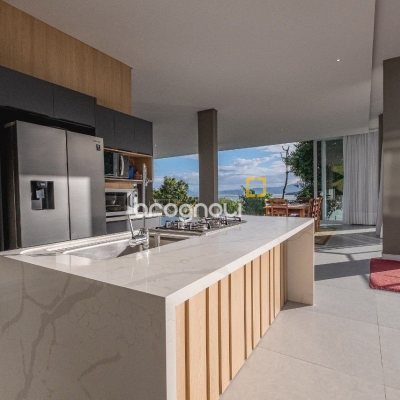 Casa de Condomínio com 680m², 5 quartos (sendo 5 suítes), 6 garagens, no bairro Sambaqui em Florianópolis
