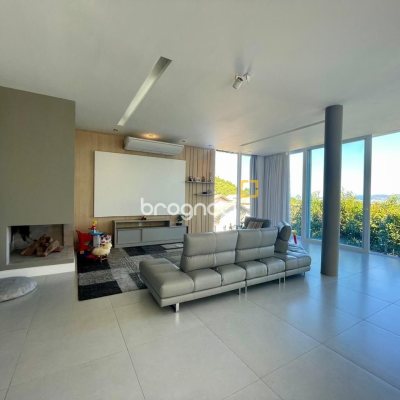 Casa de Condomínio com 680m², 5 quartos (sendo 5 suítes), 6 garagens, no bairro Sambaqui em Florianópolis