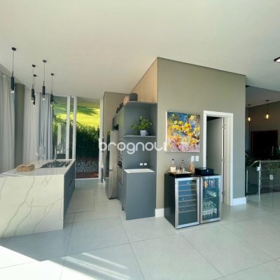Casa de Condomínio com 680m², 5 quartos (sendo 5 suítes), 6 garagens, no bairro Sambaqui em Florianópolis