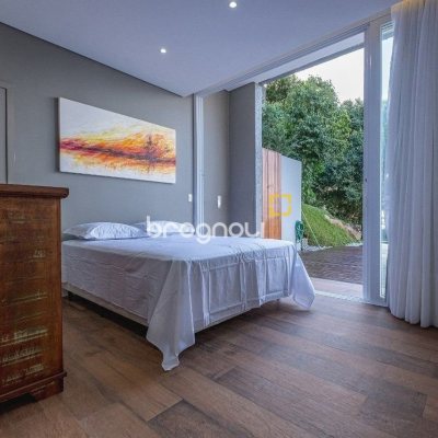 Casa de Condomínio com 680m², 5 quartos (sendo 5 suítes), 6 garagens, no bairro Sambaqui em Florianópolis