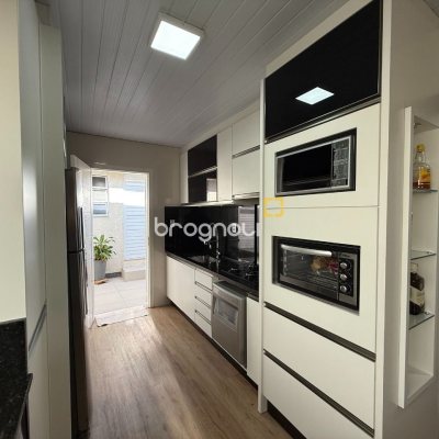 Casa com 112m², 3 quartos, 2 garagens, no bairro Ipiranga em São José