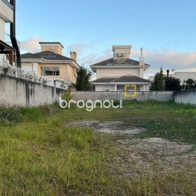 Terreno com 360m², no bairro Carianos em Florianópolis