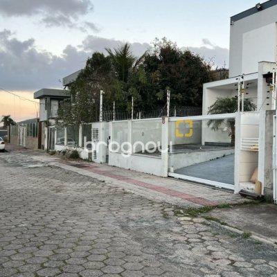 Terreno com 360m², no bairro Carianos em Florianópolis
