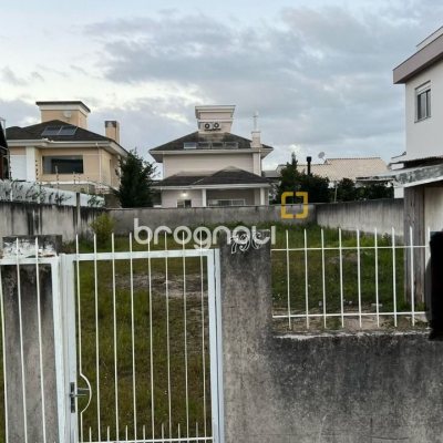 Terreno com 360m², no bairro Carianos em Florianópolis
