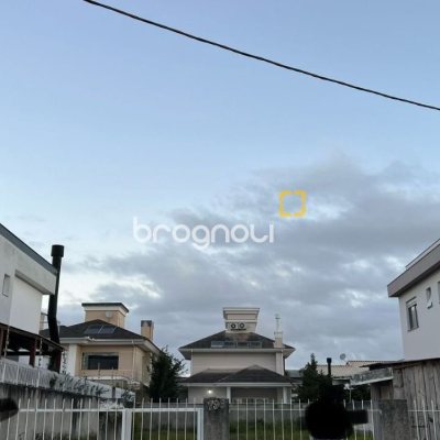 Terreno com 360m², no bairro Carianos em Florianópolis