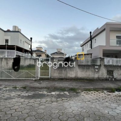 Terreno com 360m², no bairro Carianos em Florianópolis