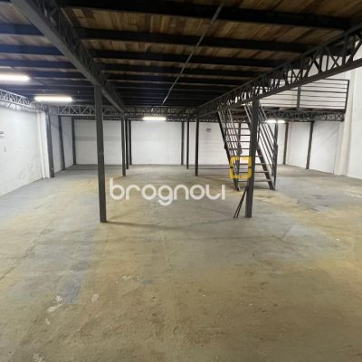 Galpão com 450m², no bairro Barreiros em São José