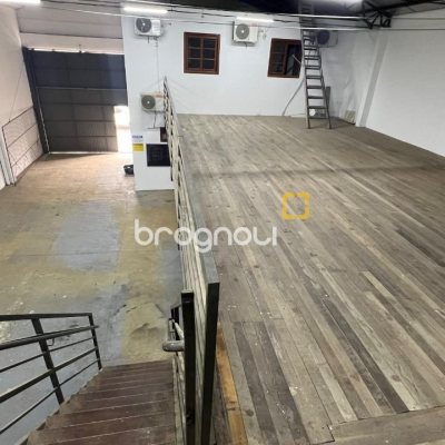 Galpão com 450m², no bairro Barreiros em São José