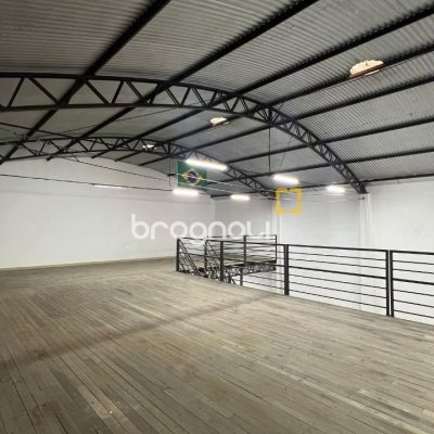 Galpão com 450m², no bairro Barreiros em São José