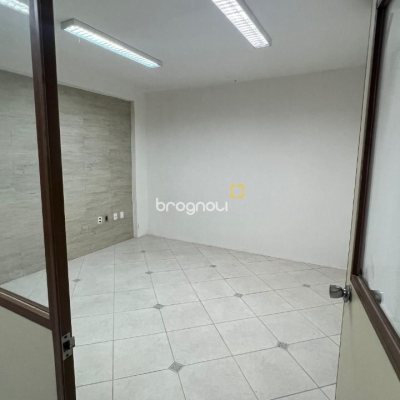 Galpão com 450m², no bairro Barreiros em São José